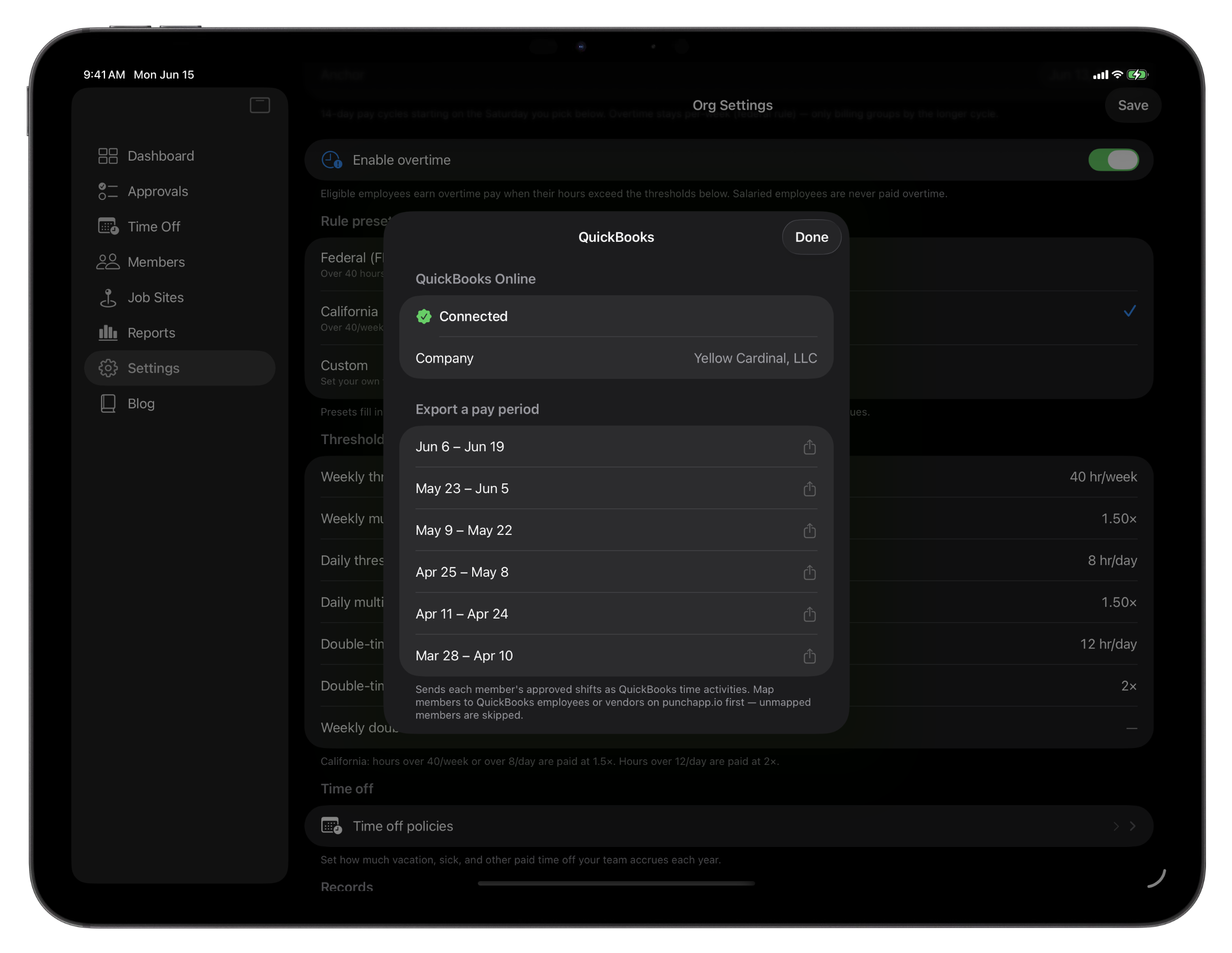 Punch sur iPad affichant la fenêtre d'exportation QuickBooks : connecté à QuickBooks Online, avec une période de paie prête à exporter comme activités de temps